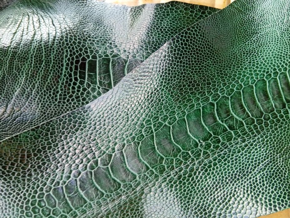 Экзотика, кожа страуса,также есть кожа угря состроченная, и игуаны