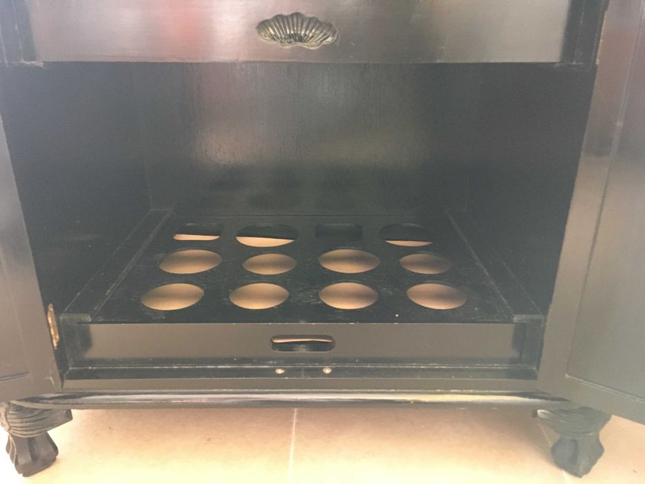 Móvel bar chinês preto em madre perola com gravuras em relevo