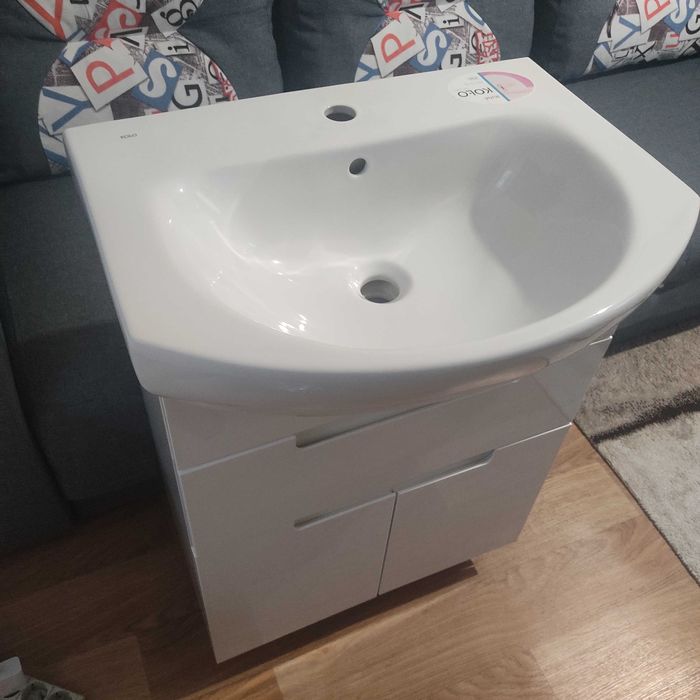 Умивальник з тумбою.