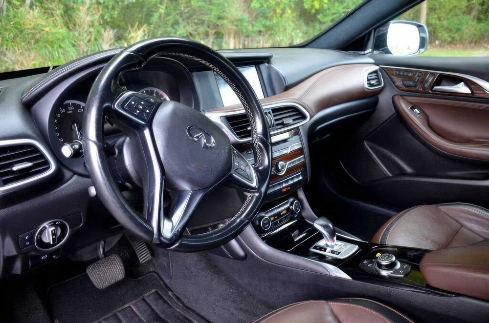 INFINITI QX30 Premium      2017