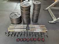 Conjunto de halteres e pesos em ferro fundido 130 kg no total