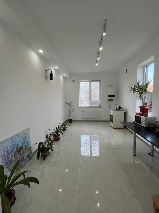 Продам 2-х этажный, современный, дом новой постройки в Центре