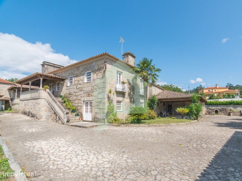 Moradia de granito totalmente restaurada em Creixomil, Barcelos