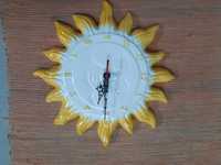 Relógio muito bonito de cerâmica em forma de sol