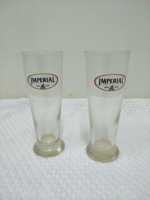 Variedade de copos antigos com publicidade para coleção