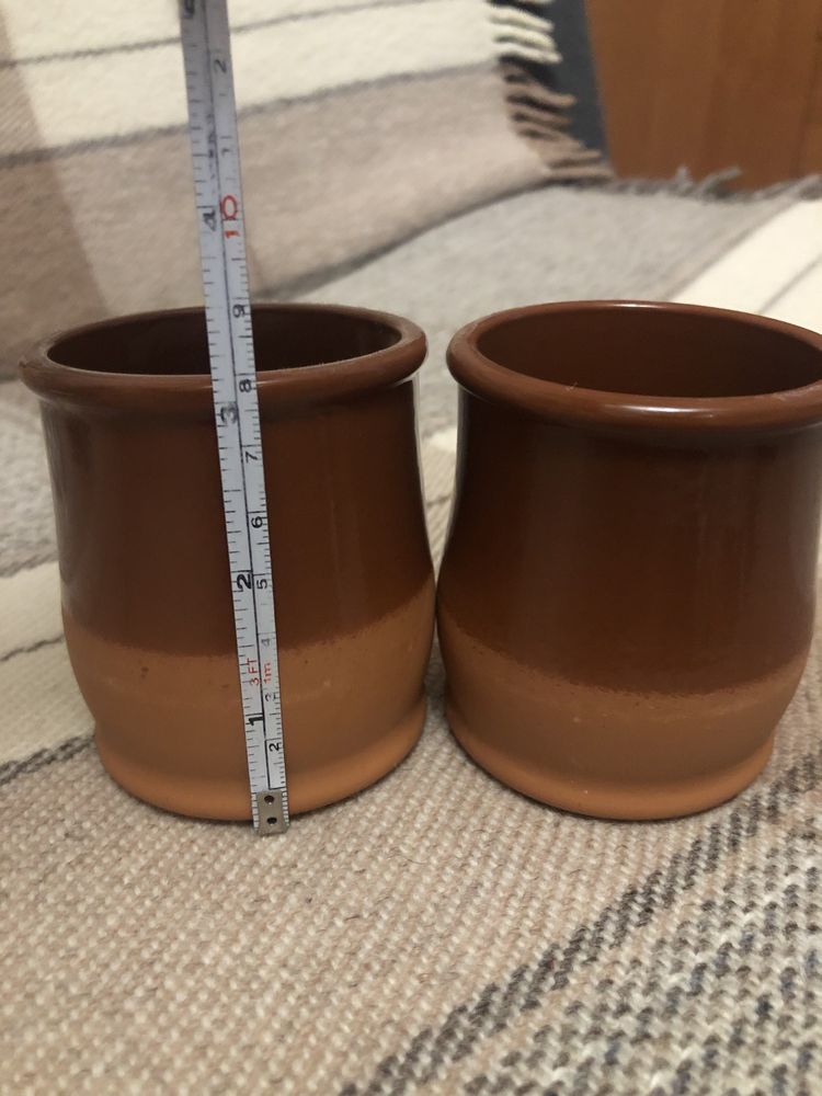 Dwa brązowe ceramiczne pojemniczki