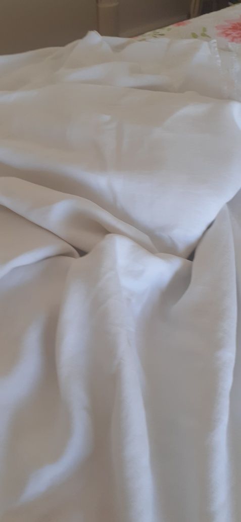 Maravilha de lençol com bordado manual de  bainha aberta larga. Linho