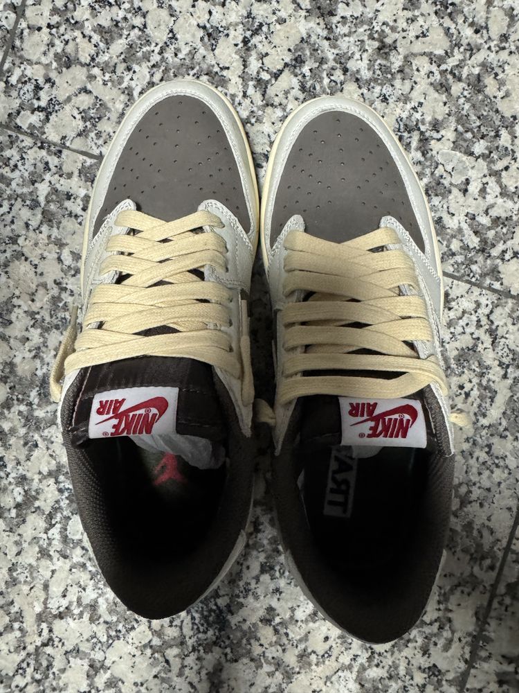 Nike travis 42.5