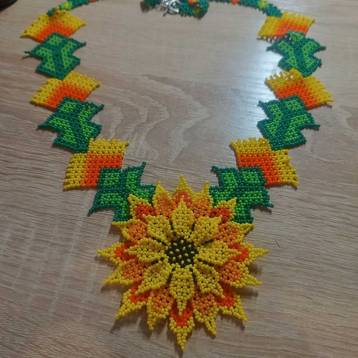 Кольє ручної роботи в стилі Уічольські квіти