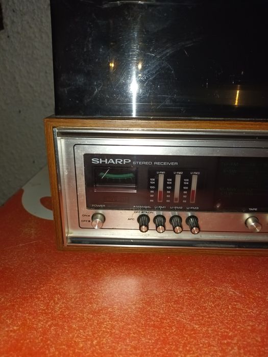 Gira discos Sharp com rádio e amplificador