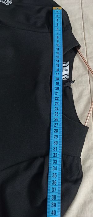 Чорна сукня з вишивкою на рукавах українського бренду Птаха 1613