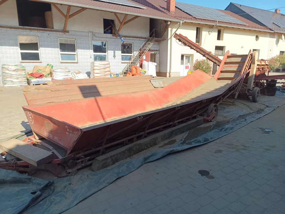 Sortownik z wanną załadowczą i przenośnikami bocznymi