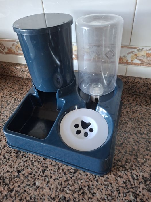 Vendo comedouro e bebedouro pára cão ou gato