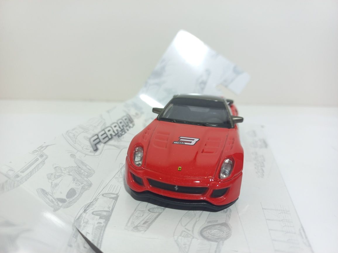 Bburago Ferrari 599XX z napędem, race&play, skala 1:43