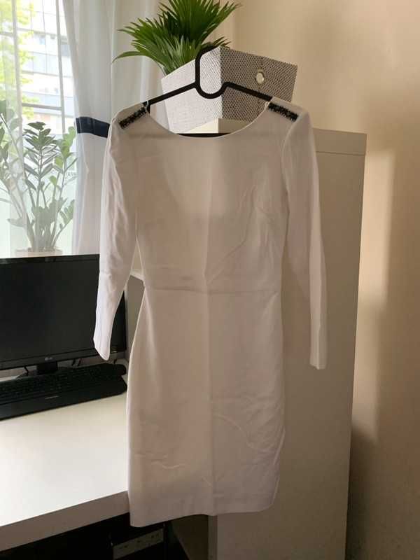 Biała dopasowana ołówkowa sukienka Zara wycięte plecy XS XXS