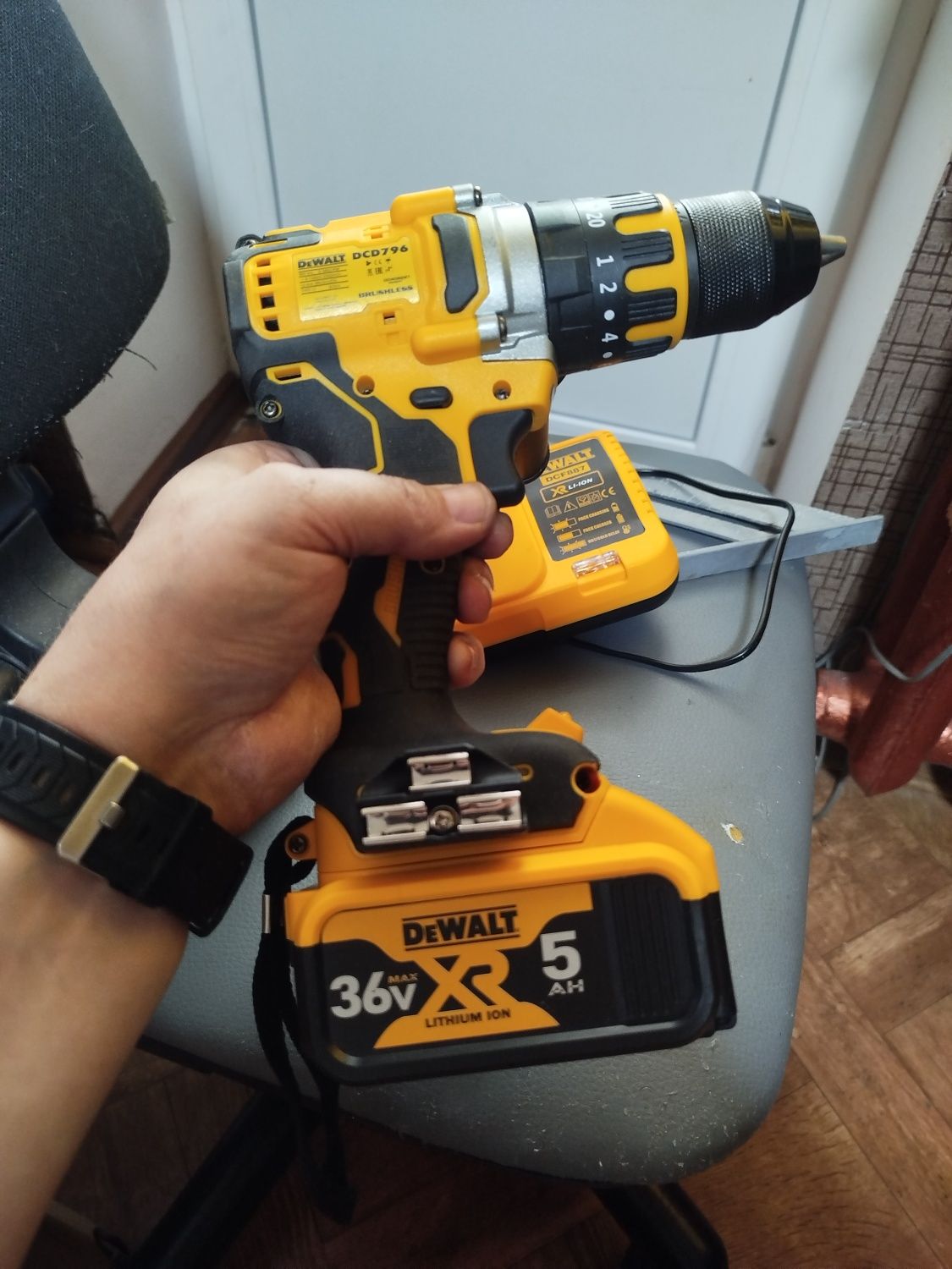 Ударный шуруповёрт DeWalt 13мм.5Ah