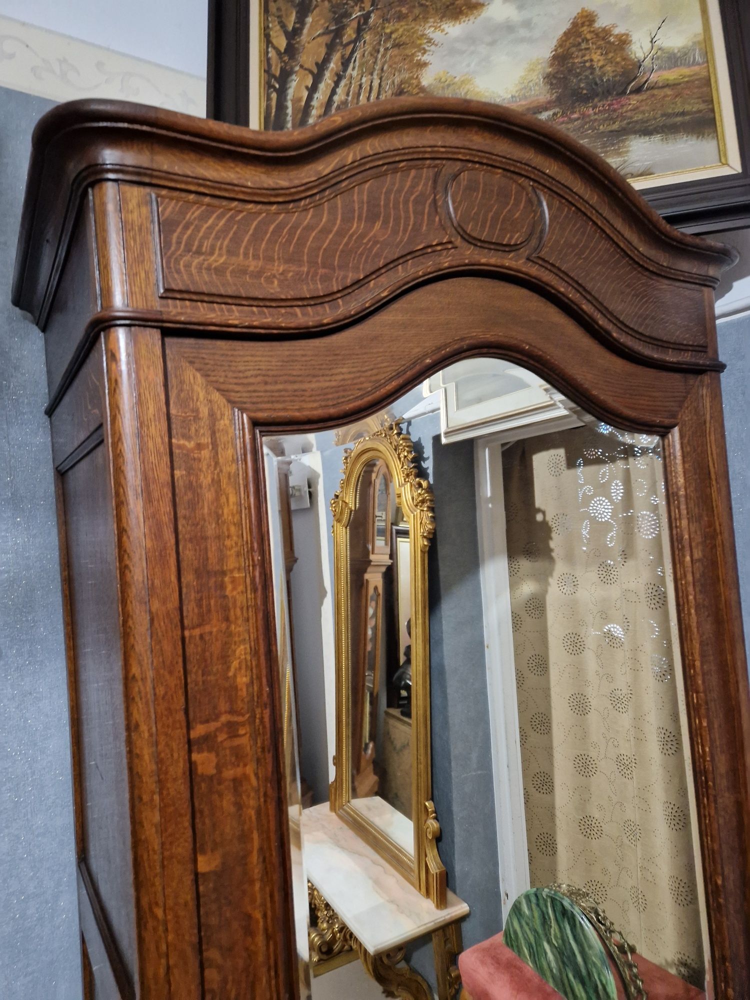 Piękna dębowa szafa z lustrem kryształowym w drzwiach