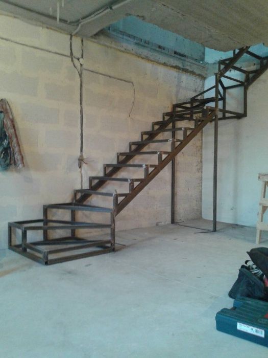 Лестница на металлическом каркасе / Сходи металеві