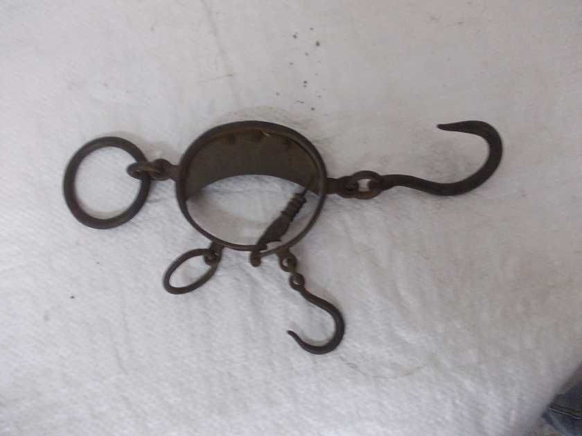 Zabytkowa waga hakowa księżycowa