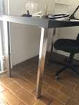 Mesa com pernas quadradas prata
