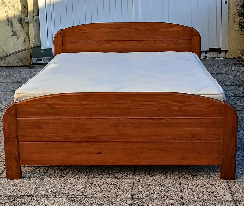 Vendo CAMA de CASAL GRANDE com estrado e COLCHÃO em madeira como nova.