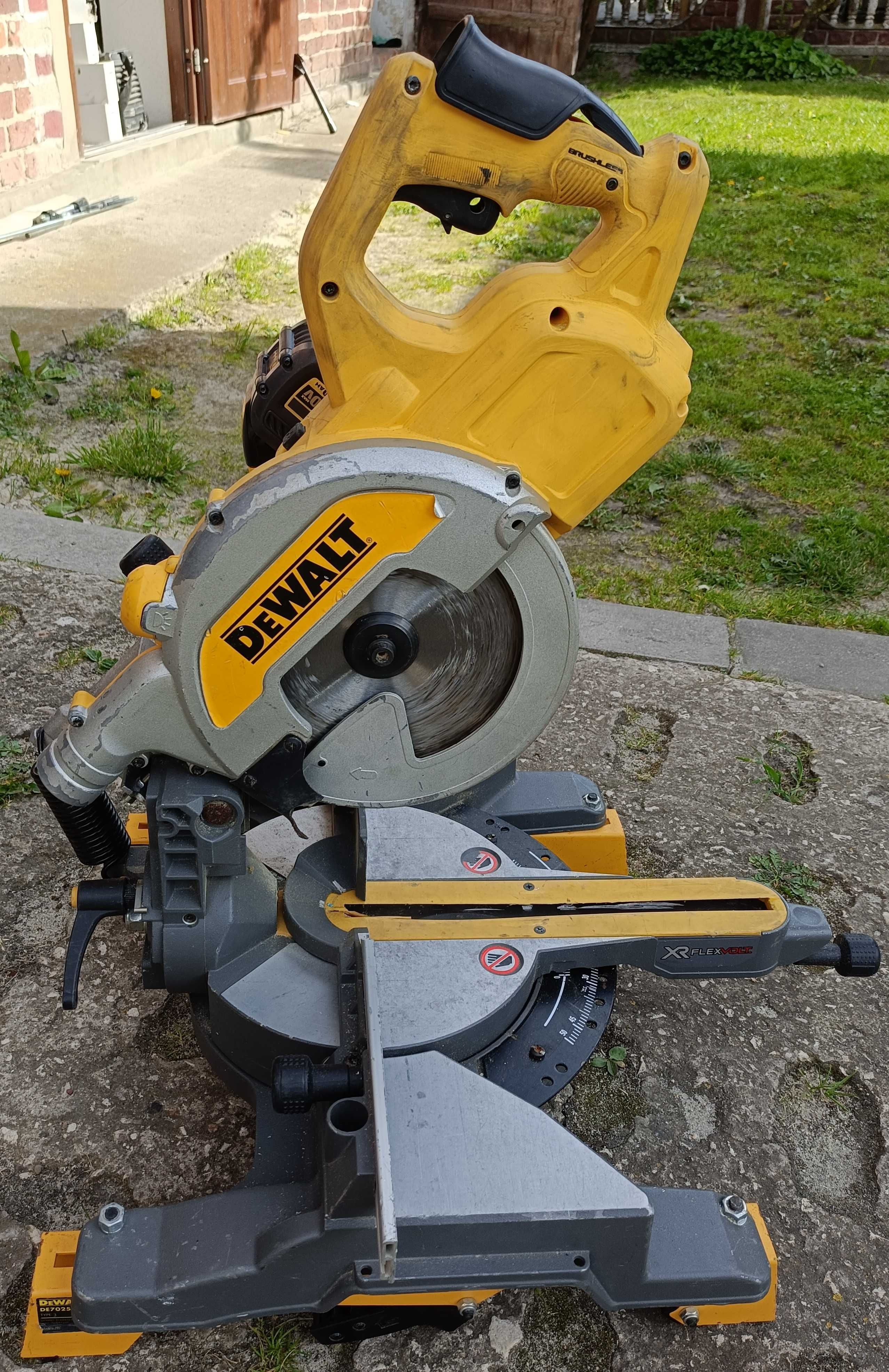 DeWALT DCS777 Ukośnica