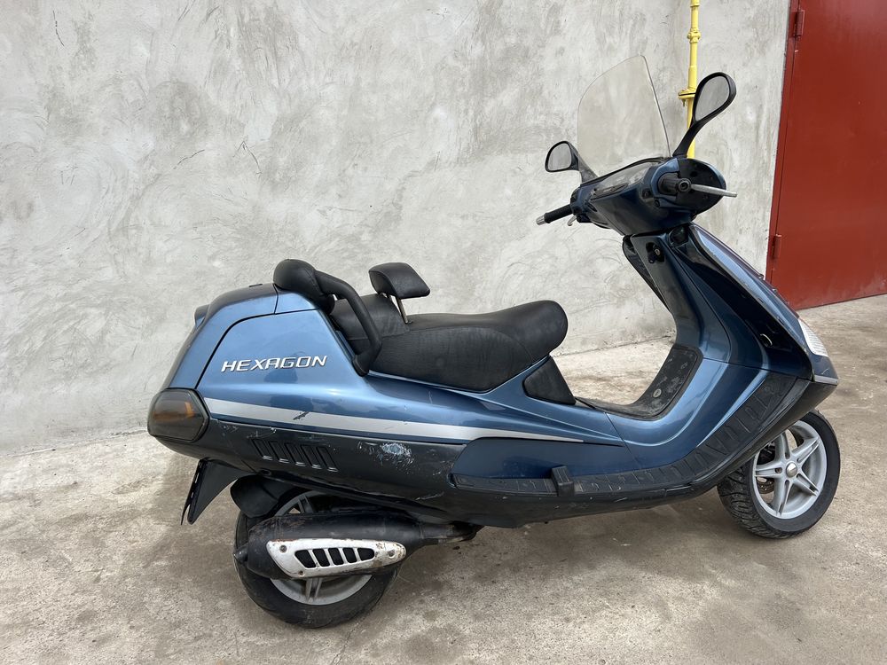 Скутер Piaggio Hexagon