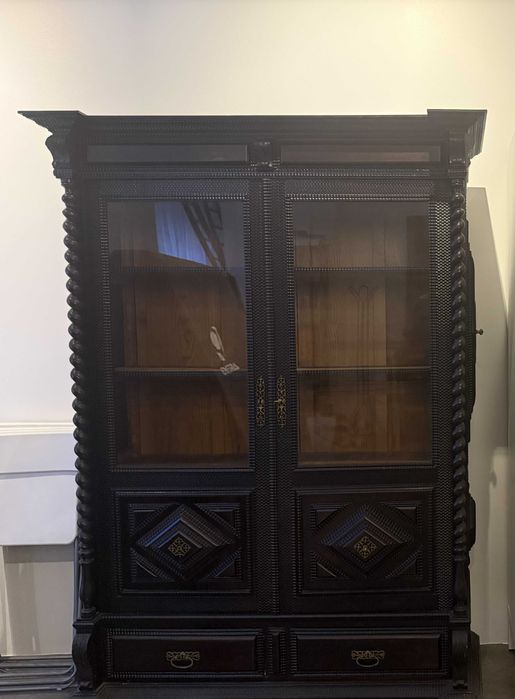 Armário Antigo em Madeira Maciça (com Portas de Vidro)