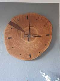 Duży zegar z plastra drewna, dąb i żywica