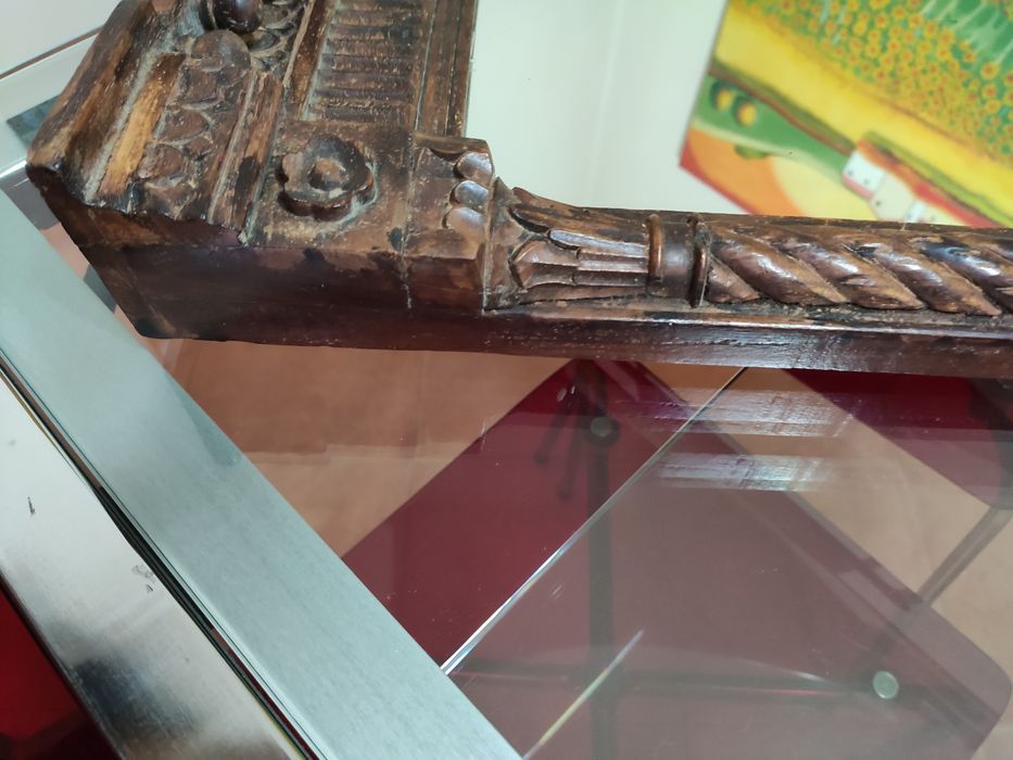 Espelho antigo com moldura em madeira.