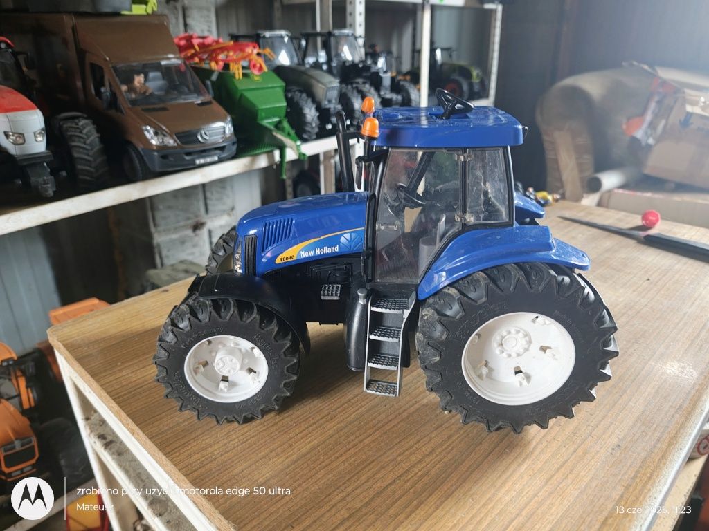 Bruder traktor New Holland