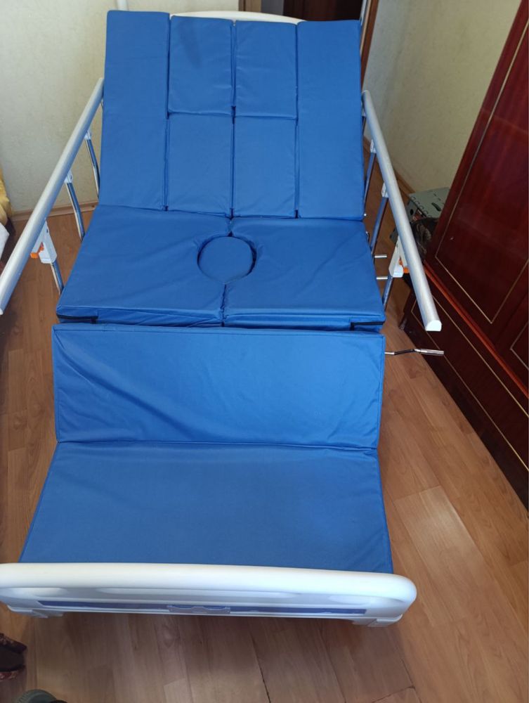Ліжко медичне з туалетом