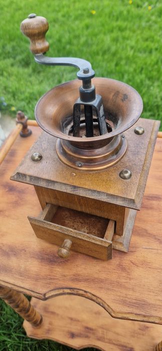 Stary młynek do kawy dekoracyjny