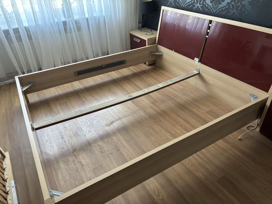 Łóżko z materacem