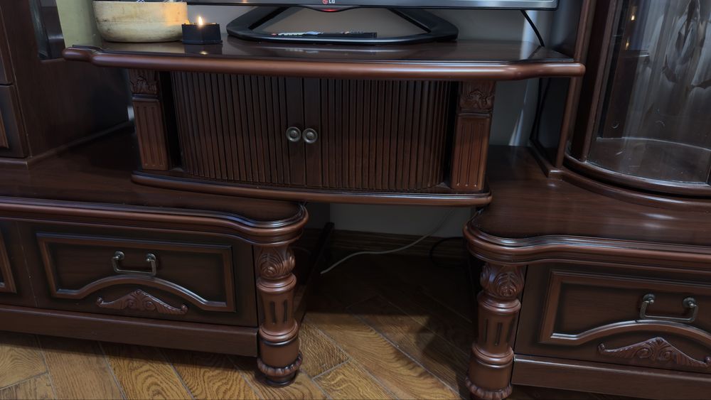 Меблева стінка з малазійського дуба