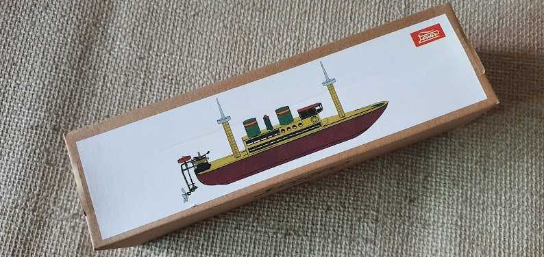Barco miniatura em Lata com Motor de Corda
