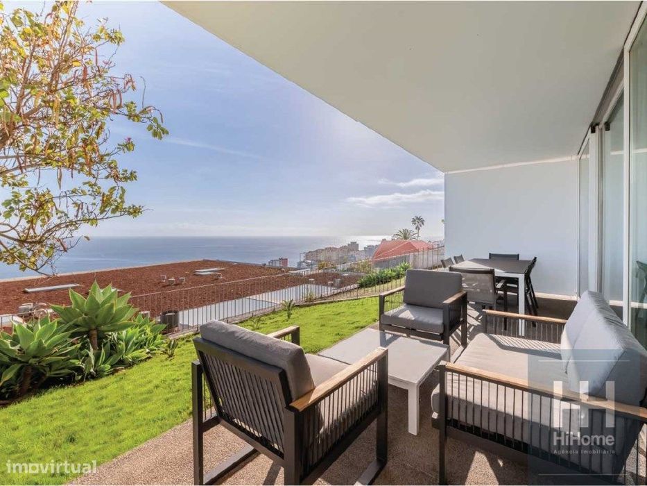 Moradia V3 geminada com piscina na zona da Casa Branca