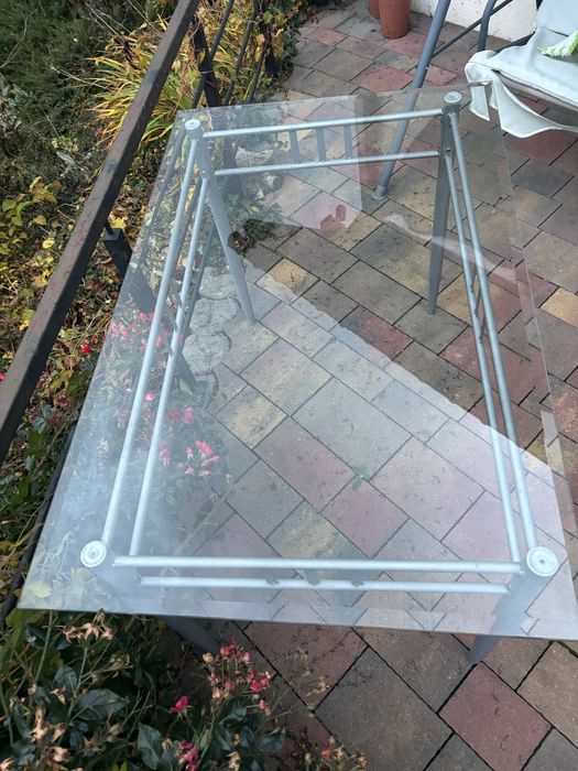 Stolik ogrodowy z blatem szkalnym