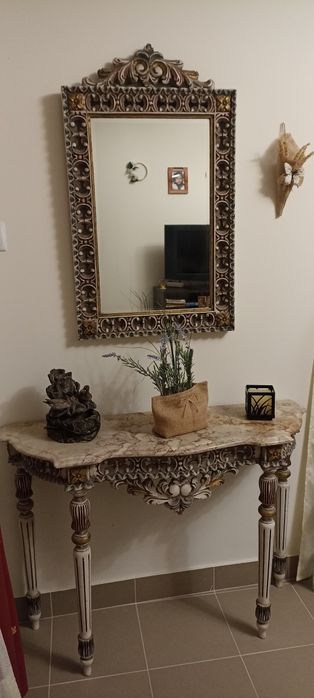 Credência antiga com espelho. Em bom estado.