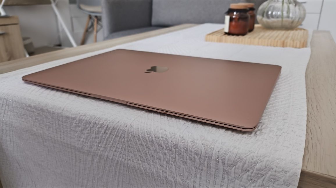 Macbook Air - 1.6GHz / i5 / 8Gb RAM / 256Gb SSD / Sonoma / A1932