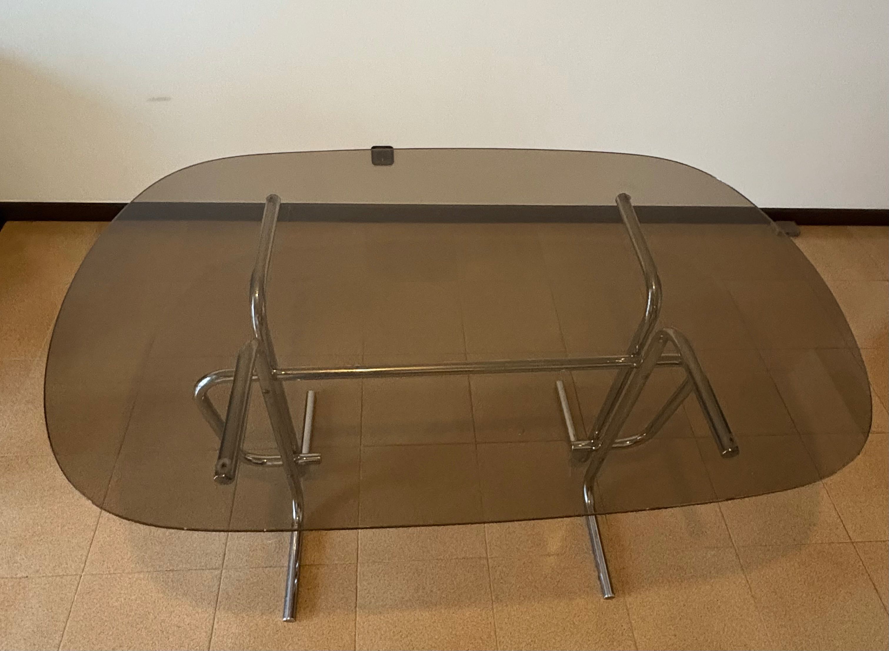 Mesa de sala com vidro escurecido