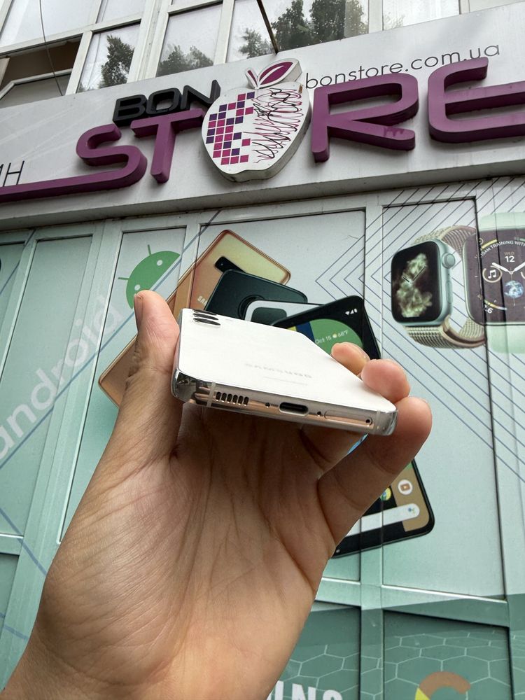 Samsung s23 8/128. Білого кольору