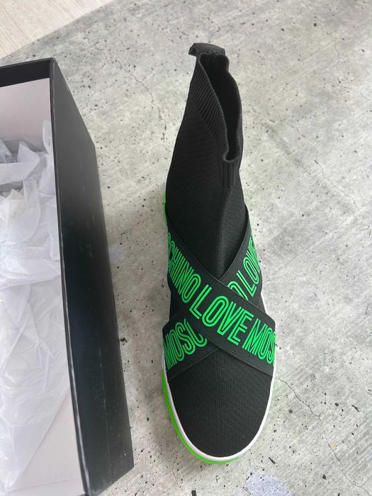 tenis pretos e verdes neon love moschino