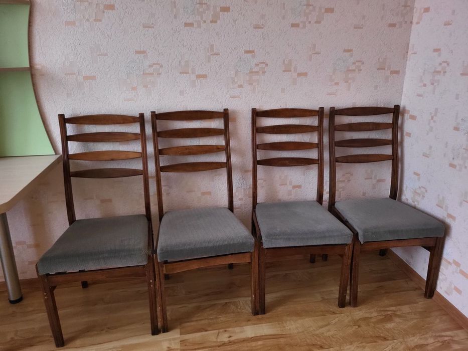 Комплект дерев'яних стільців (4 стільця)