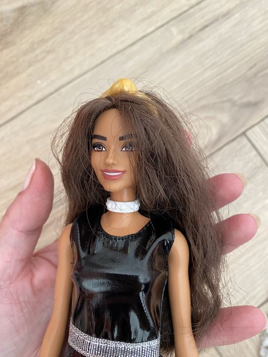Lalka Barbie brunetka