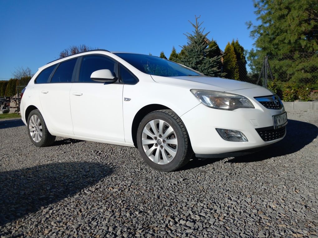 Opel astra j  Sport Tourer 1.7 cdti  Kombi  110 KM biały Stan bardzo d