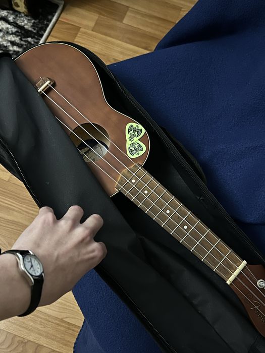 Укулеле Fender Venice Soprano чохол + медіатори
