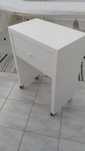 Movel branco com uma gaveta