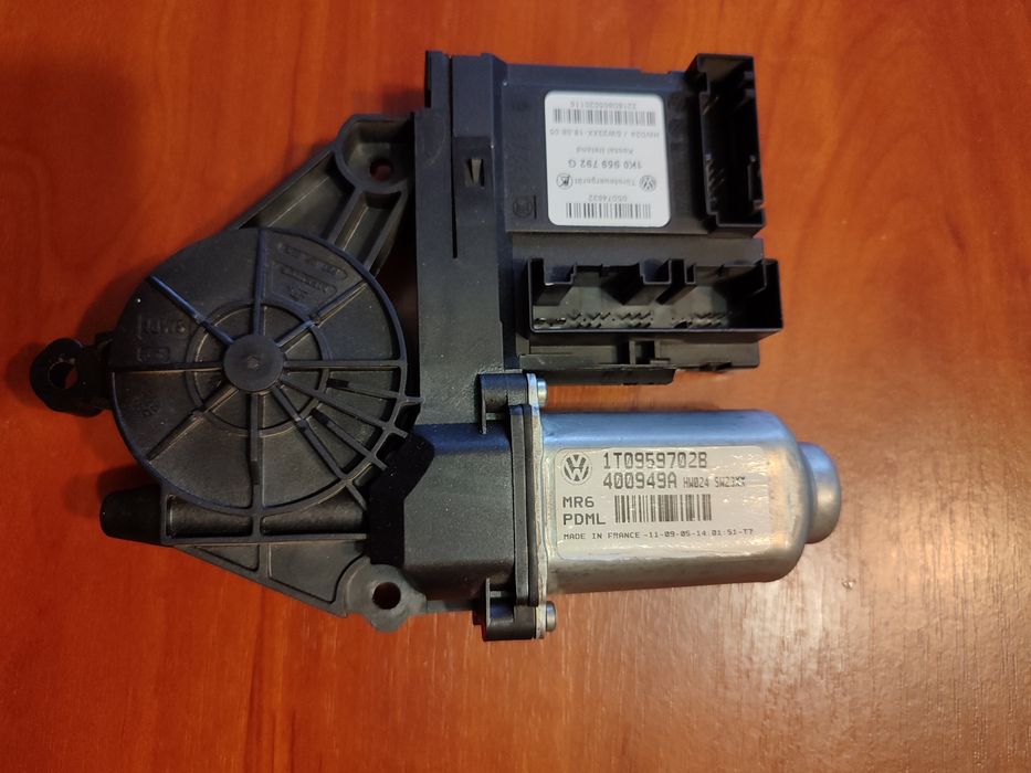 Передній правий моторчик склопідйомника wv Touran