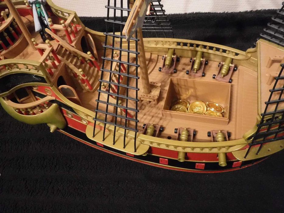 Piękny statek kapitana Sabertootha, Czarna Dama, z załogą i skarbem